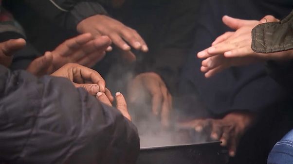 Migrantes enfrentam o frio em campo sem condições na Bósnia Migrantes enfrentam o frio em campo sem condições na Bósnia