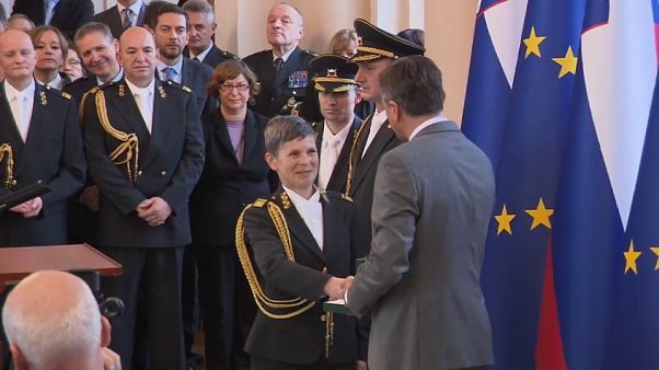 Alenka Ermenc se convierte en la primera mujer al frente del Ejército esloveno Alenka Ermenc se convierte en la primera mujer al frente del Ejército esloveno