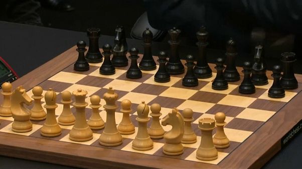 Scacchi: Magnus Carlsen batte Fabiano Caruana e conserva il titolo mondiale Scacchi: Magnus Carlsen batte Fabiano Caruana e conserva il titolo mondiale