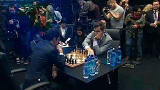النرويجي ماغنوس كارلسن يتوج بلقب العالم للشطرنج للمرة الرابعة على التوالي 