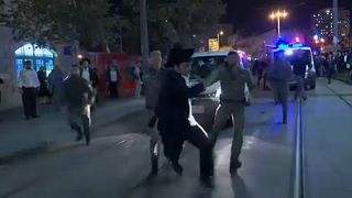 Judeus ultra-ortodoxos cortam rua em Jerusalém
