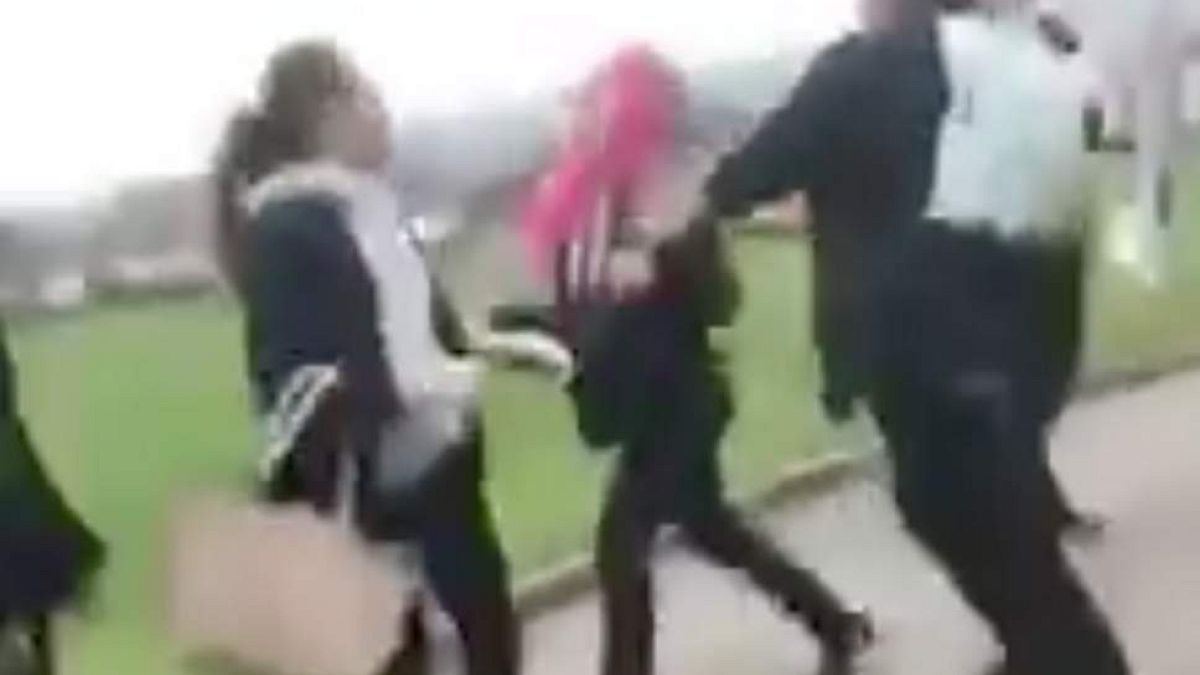 شاهد: طفلة سورية محجبة تتعرض لضرب مبرح في بريطانيا 