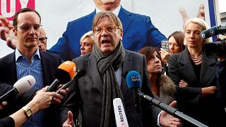 Botrányosnak minősítette a magyar kormány plakátját Verhofstadt