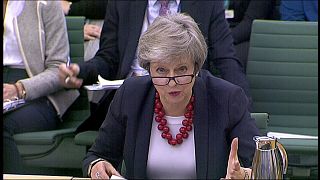 Theresa May defiende 'su' Brexit ante una influyente comisión parlamentaria
