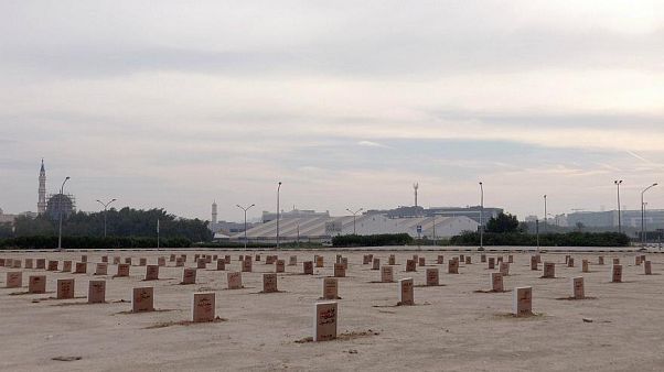 Kuwaitischer Künstler baut Bücherfriedhof als Protest gegen die Regierung Kuwaitischer Künstler baut Bücherfriedhof als Protest gegen die Regierung