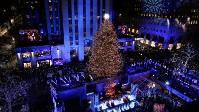 شاهد: على أبواب عيد الميلاد.. شجرة صنوبر ضخمة مزينة بالمصابيح الملونة تزين وسط نيويورك