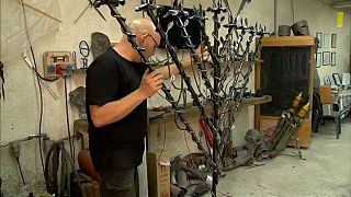 Video | İsrailli sanatçı füze kalıntılarından metal heykeller yaptı