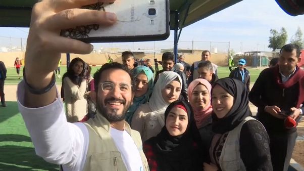 شاهد: الفنان المصري أحمد حلمي يزور مخيم الزعتري للاجئين السوريين في الأردن شاهد: الفنان المصري أحمد حلمي يزور مخيم الزعتري للاجئين السوريين في الأردن