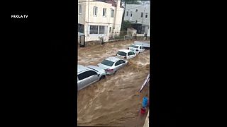 الفيضانات تجرف السيارات وتحاصر الناس في بحر إيجه في تركيا