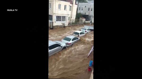 الفيضانات تجرف السيارات وتحاصر الناس في بحر إيجه في تركيا الفيضانات تجرف السيارات وتحاصر الناس في بحر إيجه في تركيا