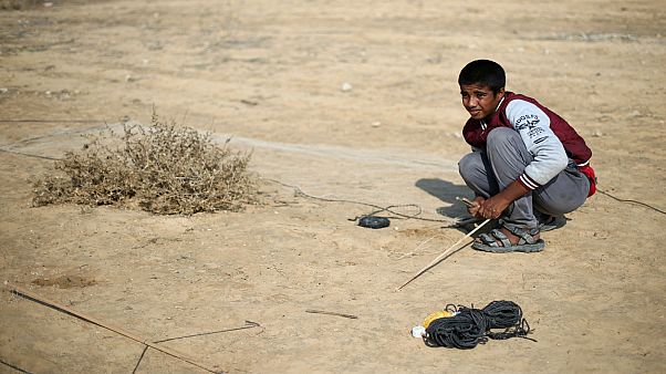 الفلسطيني حمزة أبو شلهوب يحاول اصطياد طيور مغردة في أطلال مطار غزة الدولي الفلسطيني حمزة أبو شلهوب يحاول اصطياد طيور مغردة في أطلال مطار غزة الدولي