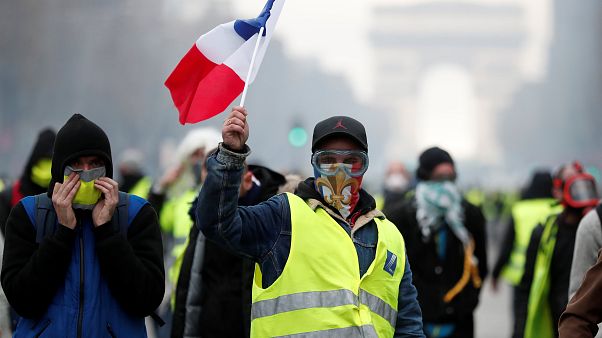 'Sarı yelekliler'in akaryakıt zammı protestosu: Champs-Elysees kapanıyor 'Sarı yelekliler'in akaryakıt zammı protestosu: Champs-Elysees kapanıyor