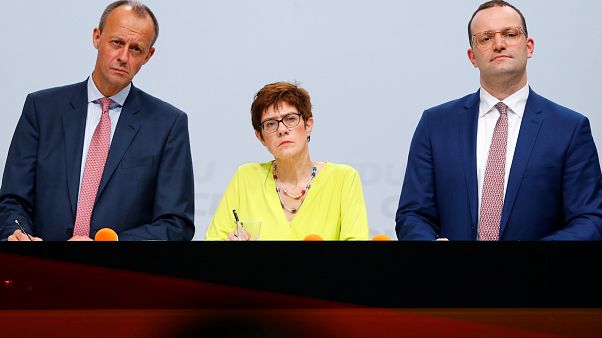 Rennen um CDU-Vorsitz: AKK liegt klar vorn, Spahn ist Dritter Rennen um CDU-Vorsitz: AKK liegt klar vorn, Spahn ist Dritter