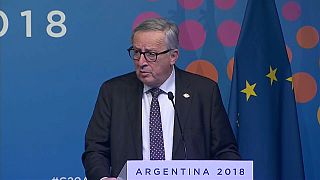 Juncker: "Non siamo in guerra con l'Italia"