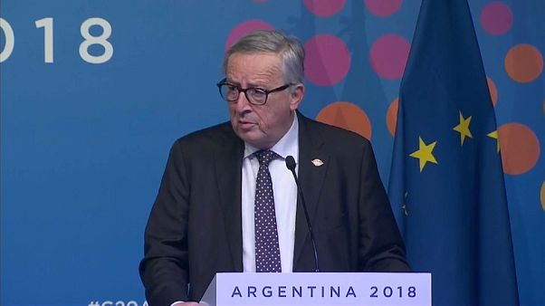 Juncker: "Non siamo in guerra con l'Italia" Juncker: "Non siamo in guerra con l'Italia"