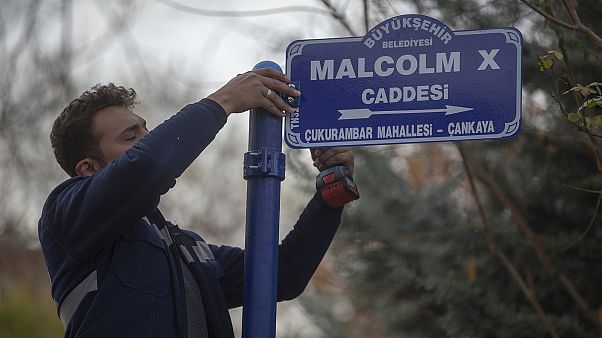 ABD büyükelçilik binasının bulunduğu sokağa Malcolm X adı verildi ABD büyükelçilik binasının bulunduğu sokağa Malcolm X adı verildi