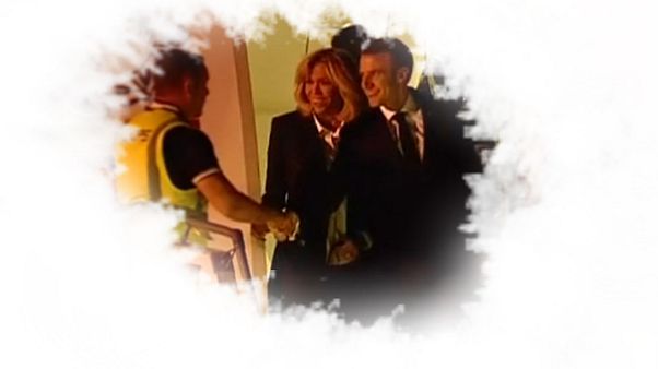 Sie sind überall! Macron schüttelt Gelbweste die Hand – an ungewöhnlichem Ort Sie sind überall! Macron schüttelt Gelbweste die Hand – an ungewöhnlichem Ort