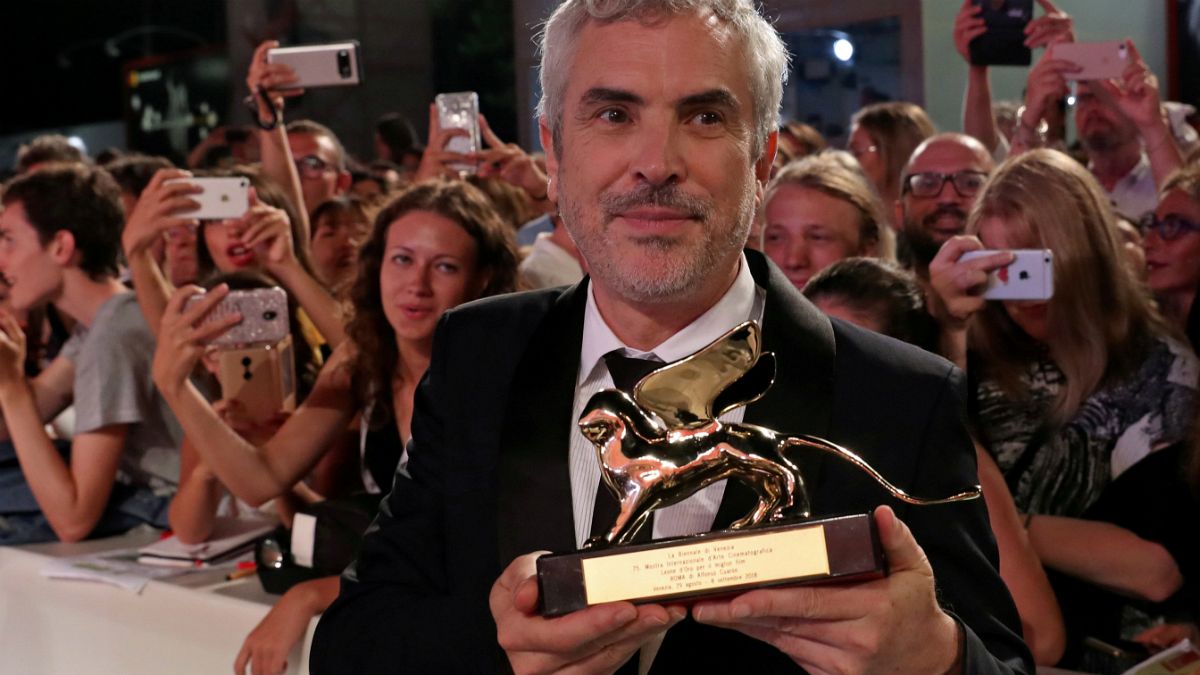 Alfonso Cuarón com o Leão de Ouro de Veneza por "Roma"