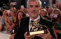 Alfonso Cuarón com o Leão de Ouro de Veneza por "Roma"