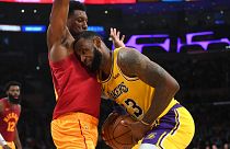 LeBron James acude al 'rescate' de los Lakers