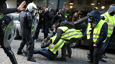 درگیری پلیس با جلیقه زردهایی که خیابان‌های بروکسل را قرق کرده‌اند