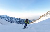 Lélegzetelállító Kazahsztán hegyei között síelni és repülni is