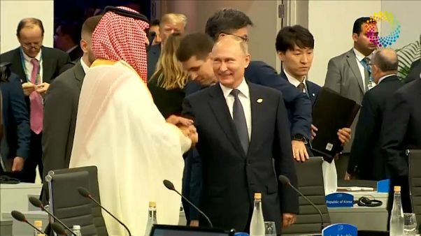 شاهد: مصافحة حميمية وابتسامات بين بوتين وبن سلمان خلال قمة العشرين شاهد: مصافحة حميمية وابتسامات بين بوتين وبن سلمان خلال قمة العشرين