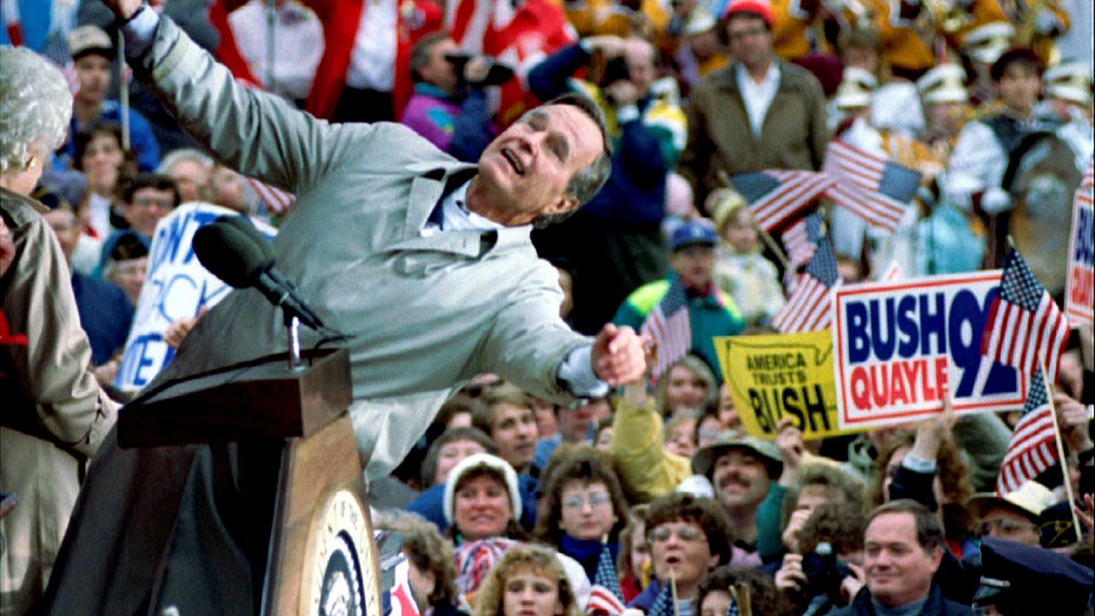 الرئيس الأميريكي الراحل جورج بوش "ألأب" خلال حملة انتخابية في ويسكونسن 1992