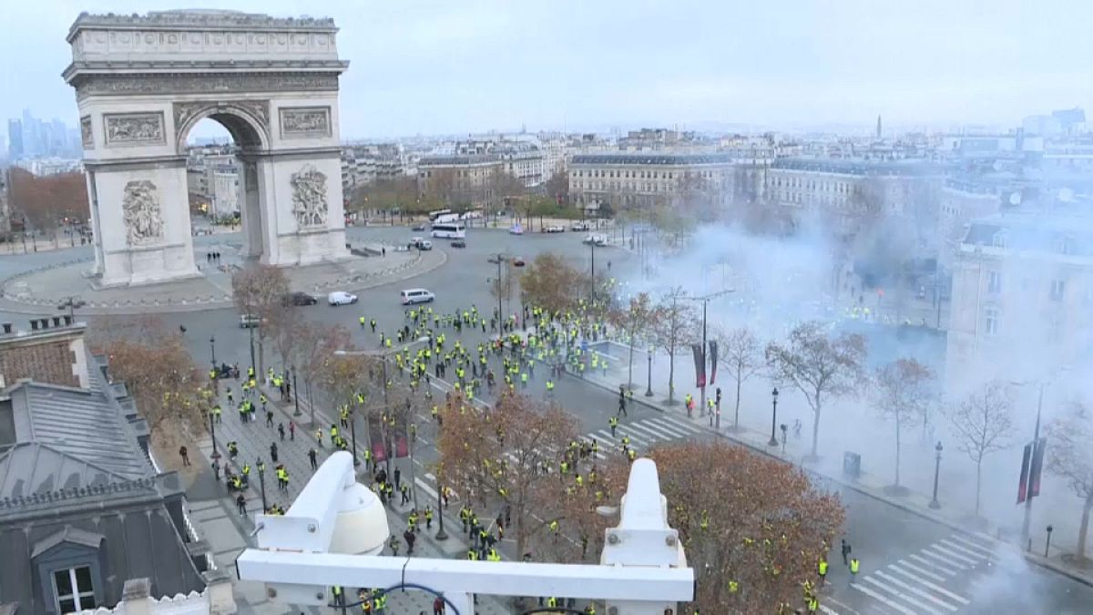 Gelbwesten protestieren wieder auf den Champs-Élysées