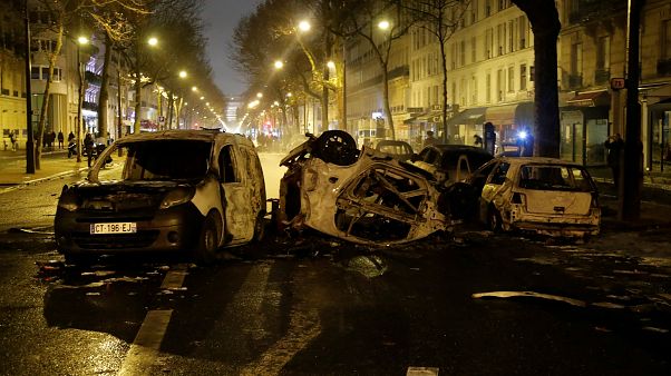 باريس: اعتقال 400 شخصا وإصابة 113 خلال مظاهرات السترات الصفراء باريس: اعتقال 400 شخصا وإصابة 113 خلال مظاهرات السترات الصفراء