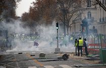 Paris karıştı. Sarı Yelekliler meydanlarda. 