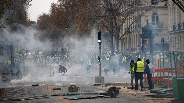 Paris karıştı. Sarı Yelekliler meydanlarda. Paris karıştı. Sarı Yelekliler meydanlarda.