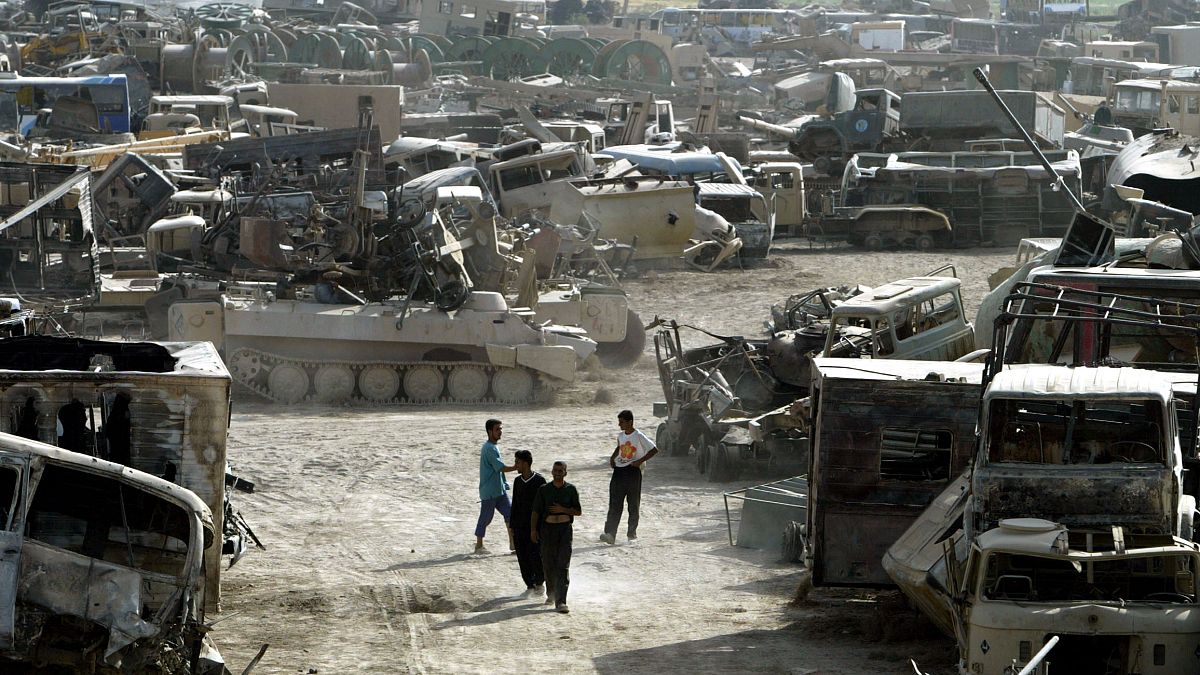 عدد من الدبابات والآليات العراقية المدمرة خارج العاصمة بغداد