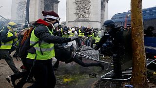 Gilet gialli, dure proteste a Parigi