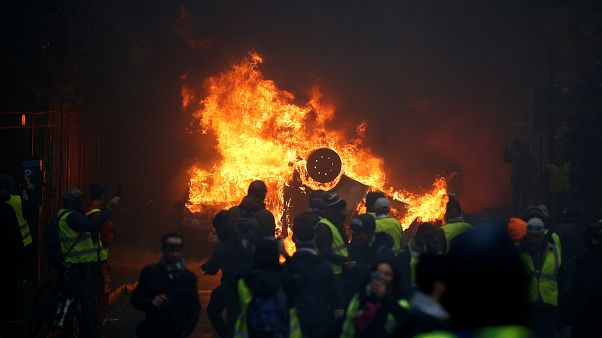 A Parigi la rabbia dei gilet gialli, scontri e arresti A Parigi la rabbia dei gilet gialli, scontri e arresti