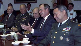 جورج بوش الأب ومعاونوه أثناء مناقشة الأزمة الخليجية عام 1990