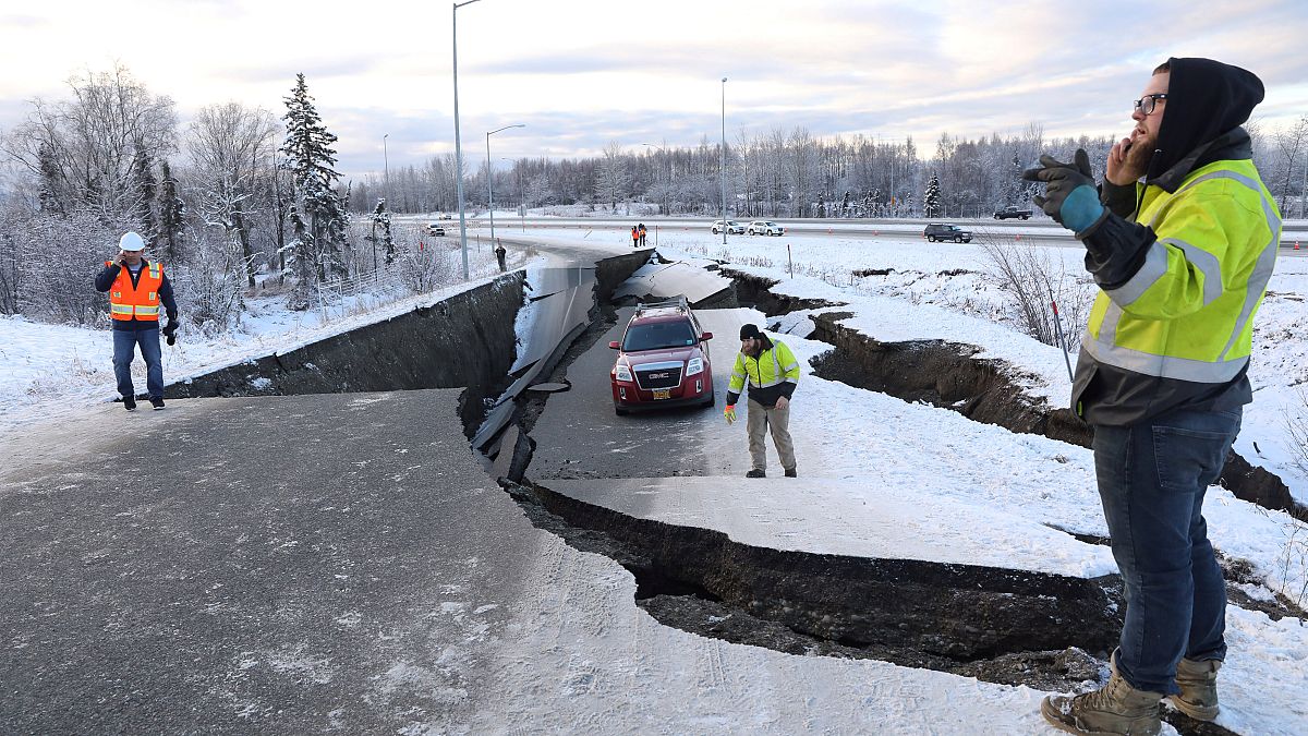 Video | ABD: 7 büyüklüğündeki deprem yolu ikiye ayırdı
