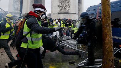 Paris: Gelbwesten gehen auf die Barrikaden