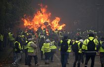 Des centaines de "gilets jaunes" aux prises avec les forces de l'ordre à Paris
