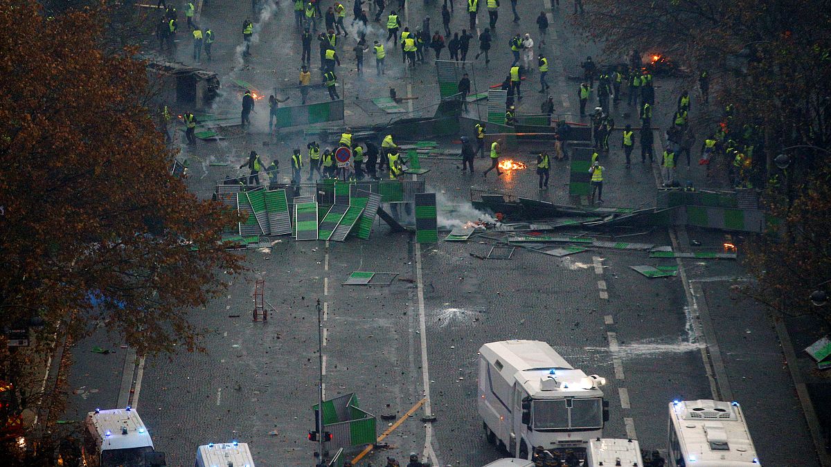 فرنسا تدرس فرض حالة الطوارئ لمنع تكرار مشاهد العنف في باريس