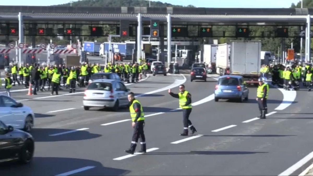 Yellow vest protests close tunnel on French-Italian border