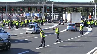 Gelbwesten blockieren Frankreichs Straßen