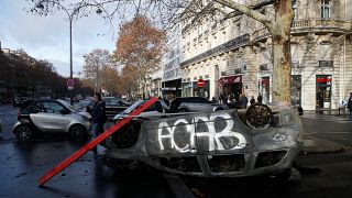 Certains "gilets jaunes" ont la rage contre Macron et se radicalisent