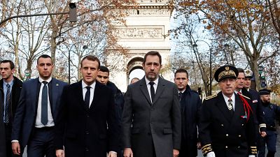 Macron şiddet olaylarının en yoğun yaşandığı Champs-Elysees'yi ziyaret etti