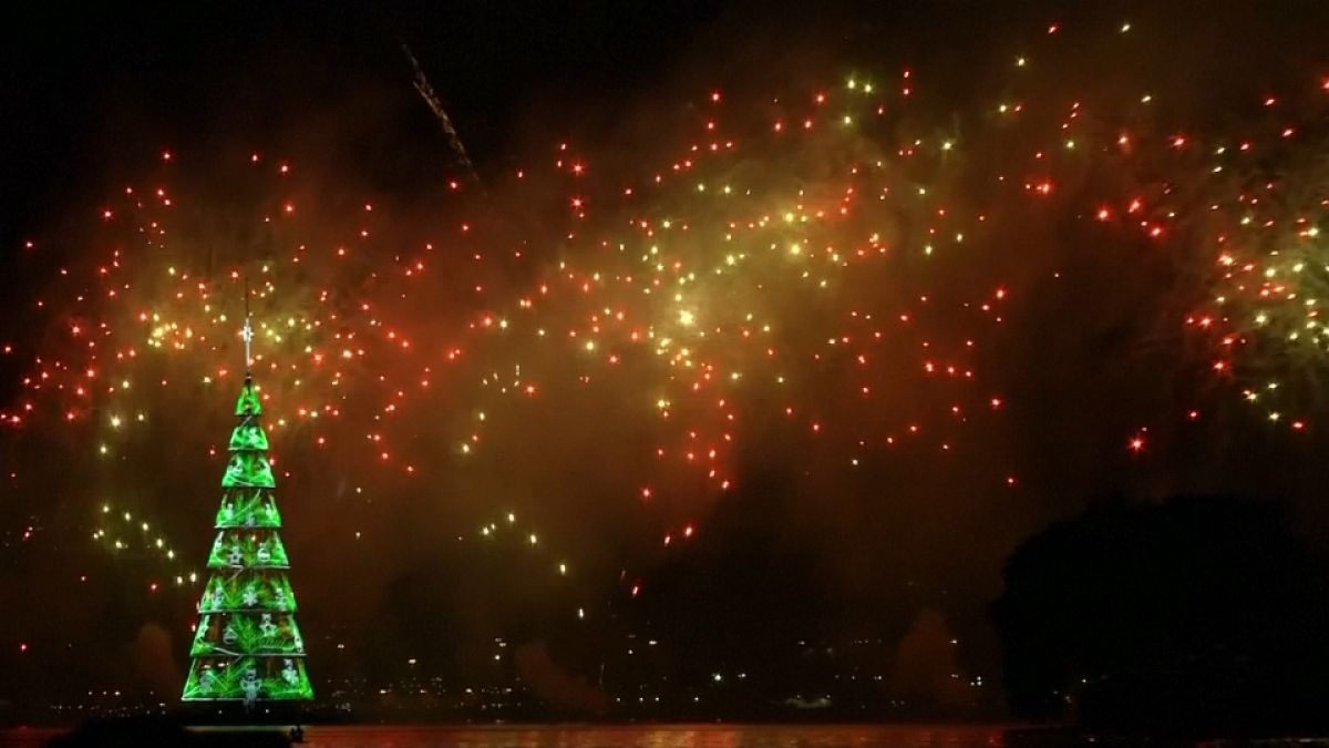 Brezilya'nın ünlü yüzen Noel ağacı yeniden ışıklandırıldı