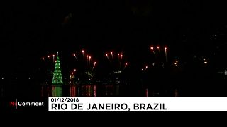 Rio de Janeiro liga árvore de Natal flutuante