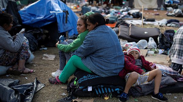 Migrantes esperan a ser trasladados a un nuevo refugio en Tijuana. Migrantes esperan a ser trasladados a un nuevo refugio en Tijuana.
