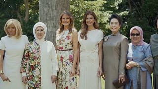 شاهد: قرينات قادة قمة العشرين في ضيافة سيدة الأرجنتين الأولى الحسناء اللبنانية