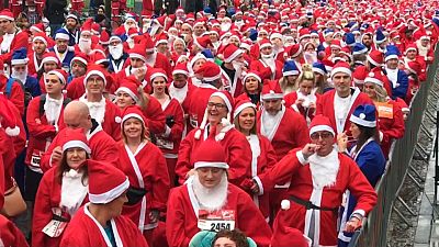 1.500 pessoas vestem-se de Pai Natal para correr em Liverpool