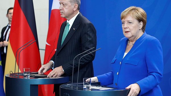 Berlim exige libertação de jornalistas detidos na Turquia Berlim exige libertação de jornalistas detidos na Turquia